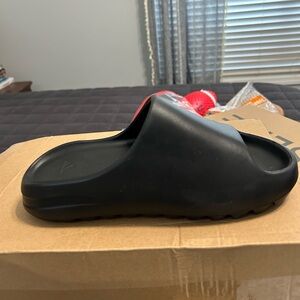 Yeezy Slide.  YZY Slide